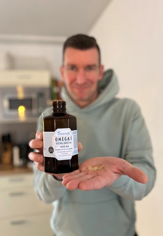 Para-Radsportler Matthias Schindler mit Omega-3 Produkt von naturafit